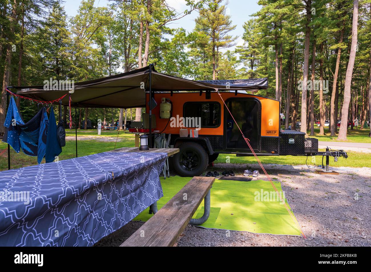 Cooksburg PA - 17 septembre 2022 : petite remorque de voyage en forme de goutte d'eau sur un terrain de camping Banque D'Images