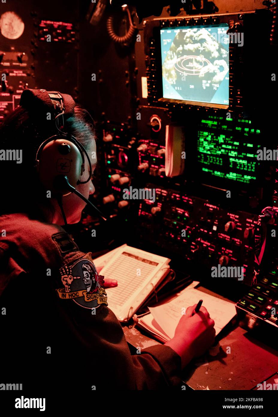 US Air Force 23rd Expeditionary Bomb Squadron B-52H StratoFortress Agent des systèmes d'armes Emily “Jäger” Bomersbach simule des procédures de soutien aérien étroites tout en travaillant avec les contrôleurs d'attaque du terminal commun estonien lors d'une mission de la Force opérationnelle d'bombardier au-dessus de l'Estonie, le 2 septembre 2022. Les opérations de la Force opérationnelle des bombardiers sont menées avec les alliés et les partenaires de l'OTAN afin de démontrer et de renforcer l'engagement commun en faveur de la sécurité et de la stabilité mondiales. Banque D'Images