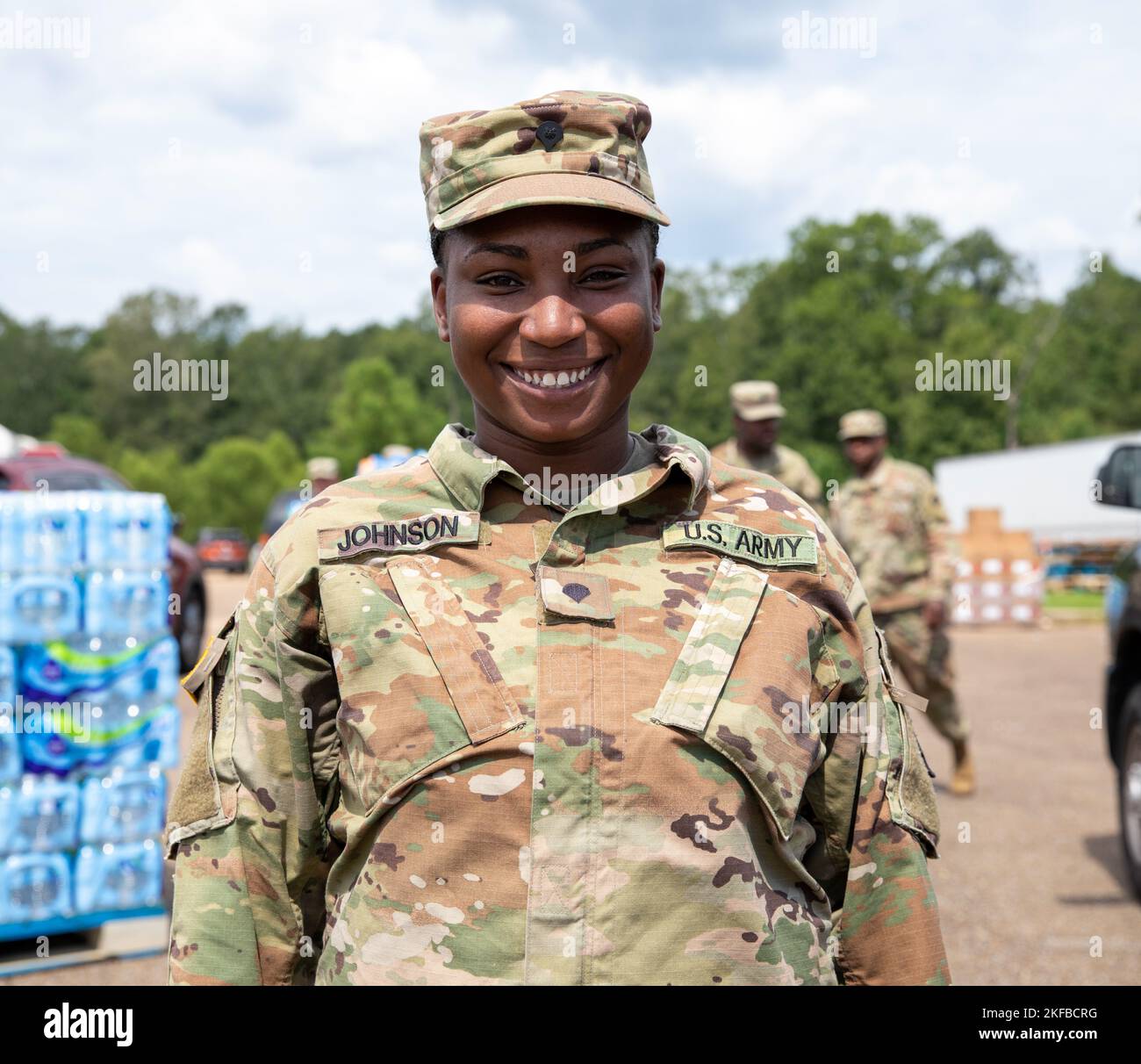 SPC. Zakeria Johnson, 1st Bataillon, 185th Aviation Regiment, 66th troupe Command, Mississippi Army National Guard, pose pour une photo à Thomas Cardozo Middle School à Jackson, Mississippi, le 2 septembre 2022. « Je sert parce que cela me permet de payer l'école et parce que c'est un bon sentiment de savoir que je peux servir la communauté par le biais de mon service de la Garde nationale », a déclaré M. Johnson. Banque D'Images