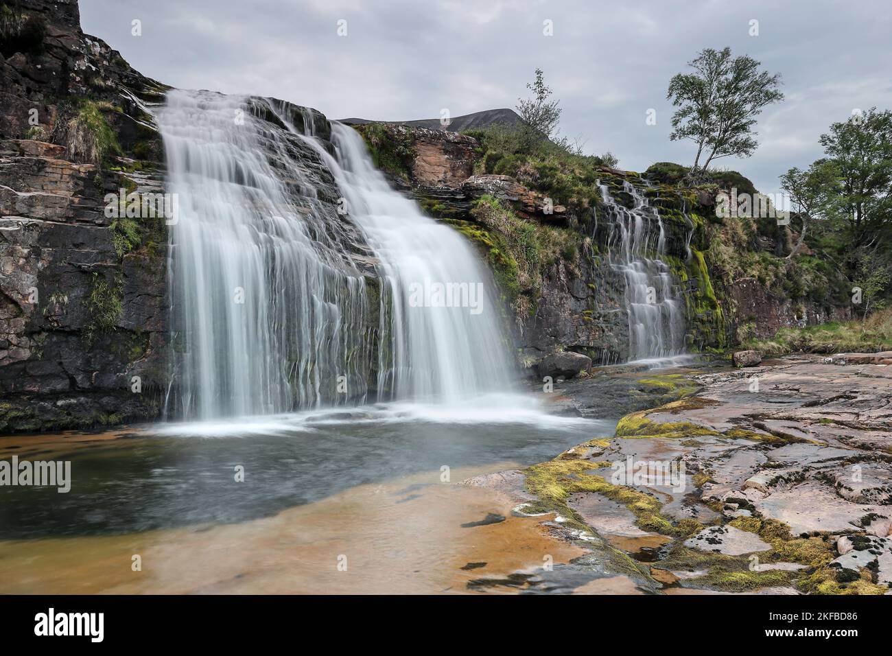 Les chutes d'Ardessie, avec le Corbett de Sail Mhor derrière, Dundonnell, NW Highlands, Écosse, Royaume-Uni Banque D'Images