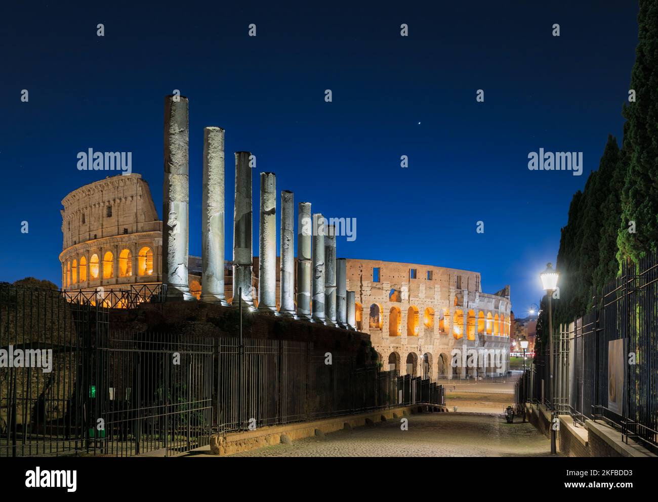 Vue nocturne du Colisée depuis la via Sacra à Rome, Italie. Banque D'Images