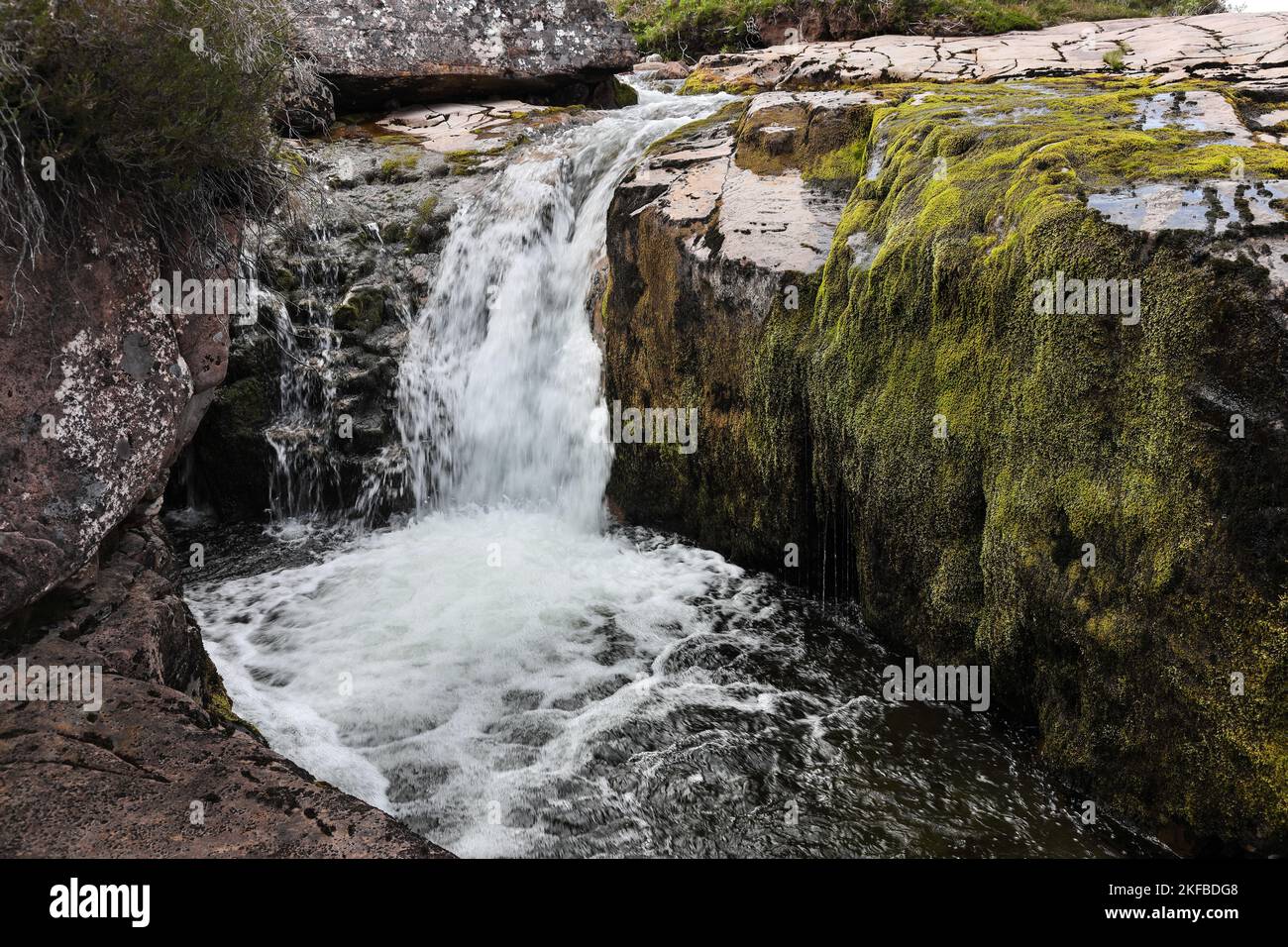 Petite chute d'eau dans la séquence des chutes connue collectivement sous le nom de Ardessie Falls près de Dundonnell, NW Highlands, Écosse, Royaume-Uni Banque D'Images