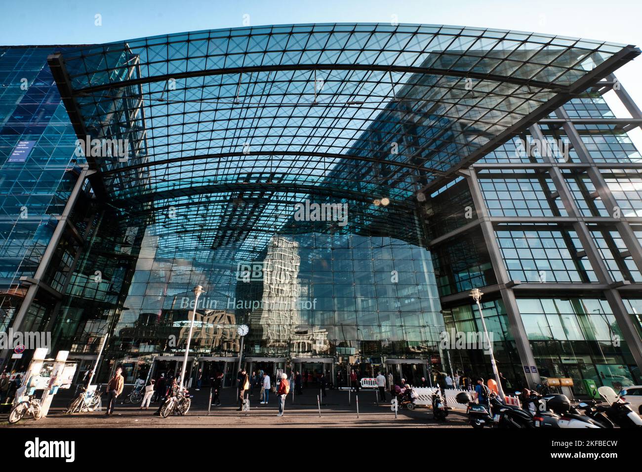 Berlin, Allemagne - septembre 2022 : vue de façade de la gare centrale de Berlin (Berlin Hauptbahnhof, Berlin Hbf). Banque D'Images