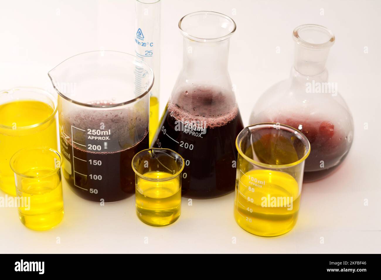 Le Caire, Egypte, 18 octobre 2022: Un laboratoire de verrerie de bouteilles graduées, d'ébullition, coniques et volumétriques contenant jaune et RE Banque D'Images