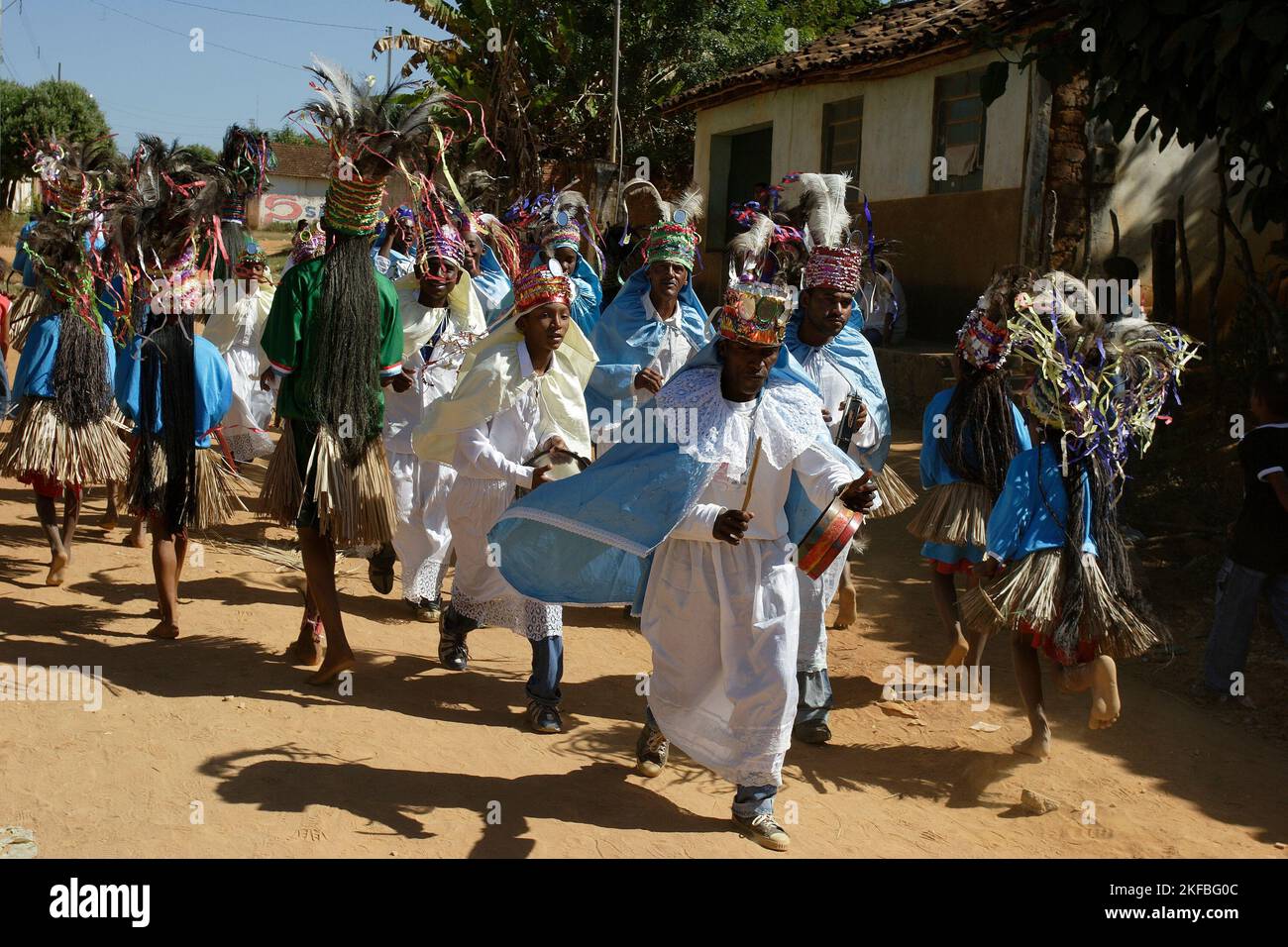 Groupes Congado et Caboclo, Festa do Divino Espirito Santo - Congado est une manifestation culturelle et religieuse de l'influence africaine célébrée dans certaines régions du Brésil. São Romão, État de Minas Gerais. Banque D'Images