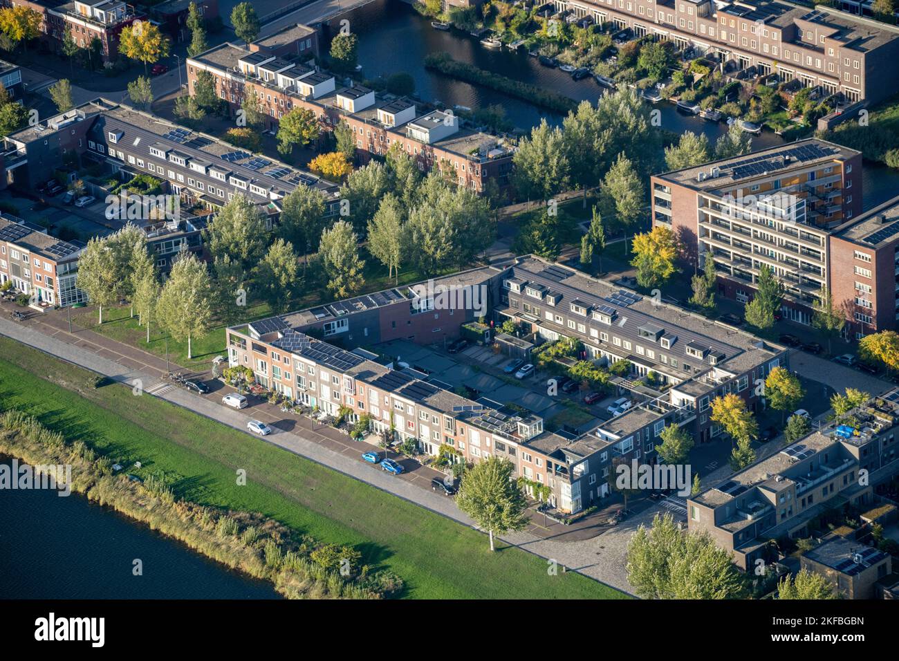 Maisons hollandaises typiques : prise de vue aérienne de nouvelles maisons près d'Amsterdam Banque D'Images