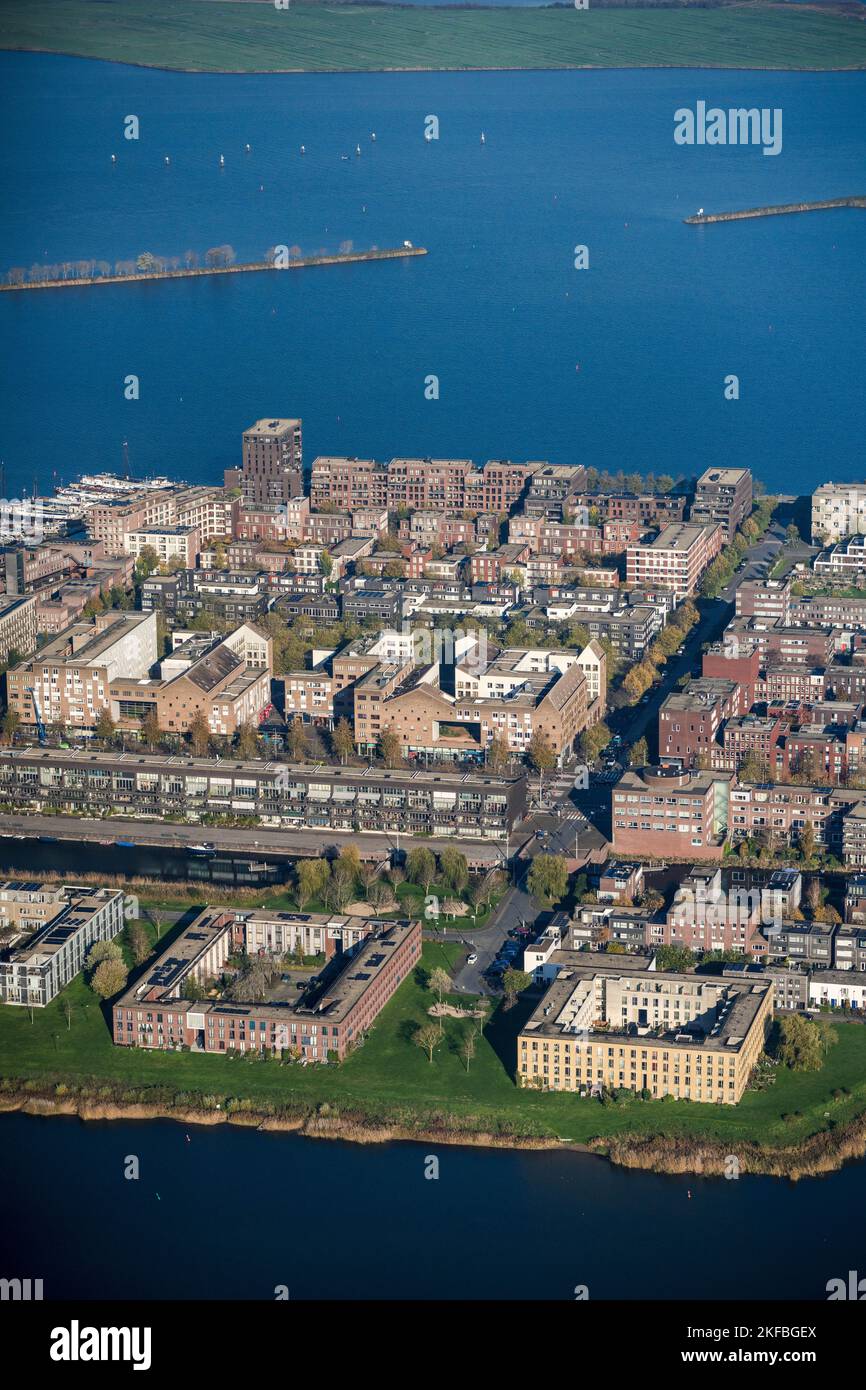 Maisons hollandaises typiques : prise de vue aérienne de nouvelles maisons près d'Amsterdam Banque D'Images