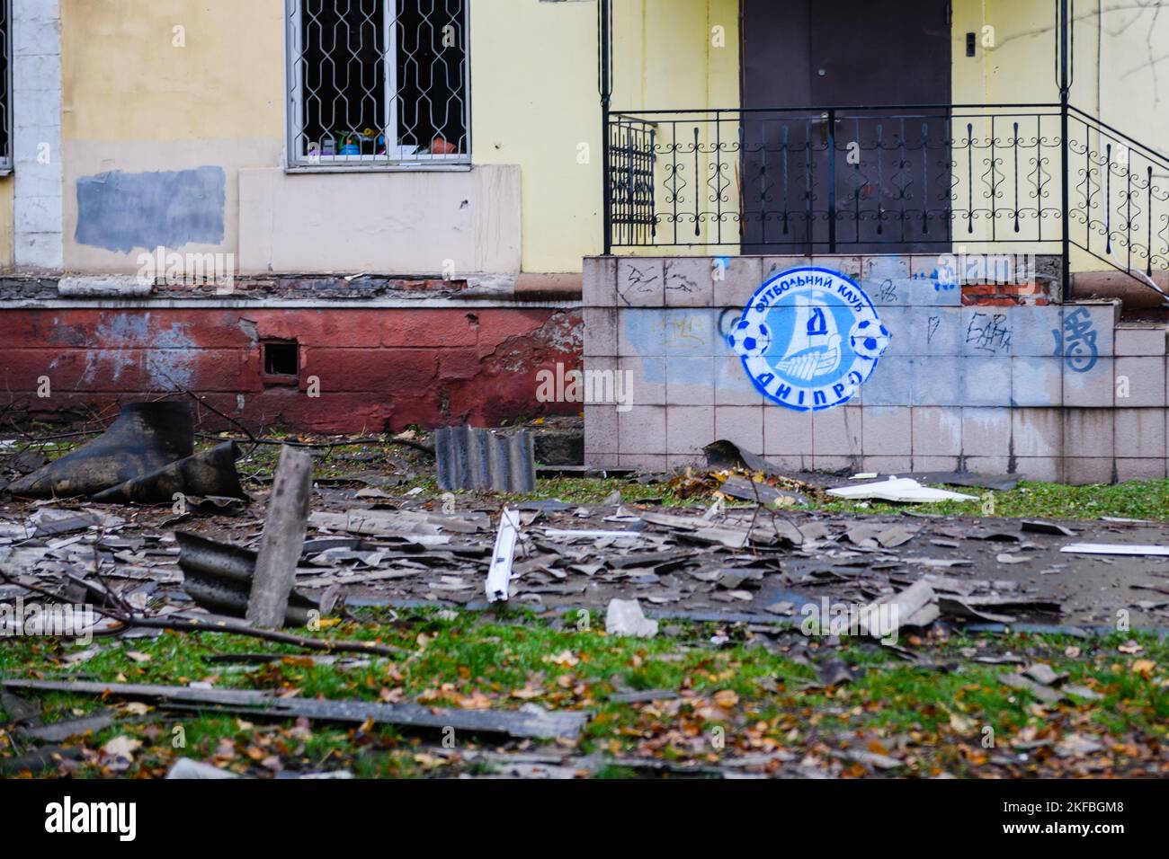 Dnipro, Ukraine 17 novembre 2022 : fragments du toit éparpillés sur le sol. Dommages causés à un bâtiment par une explosion de roquettes. Banque D'Images