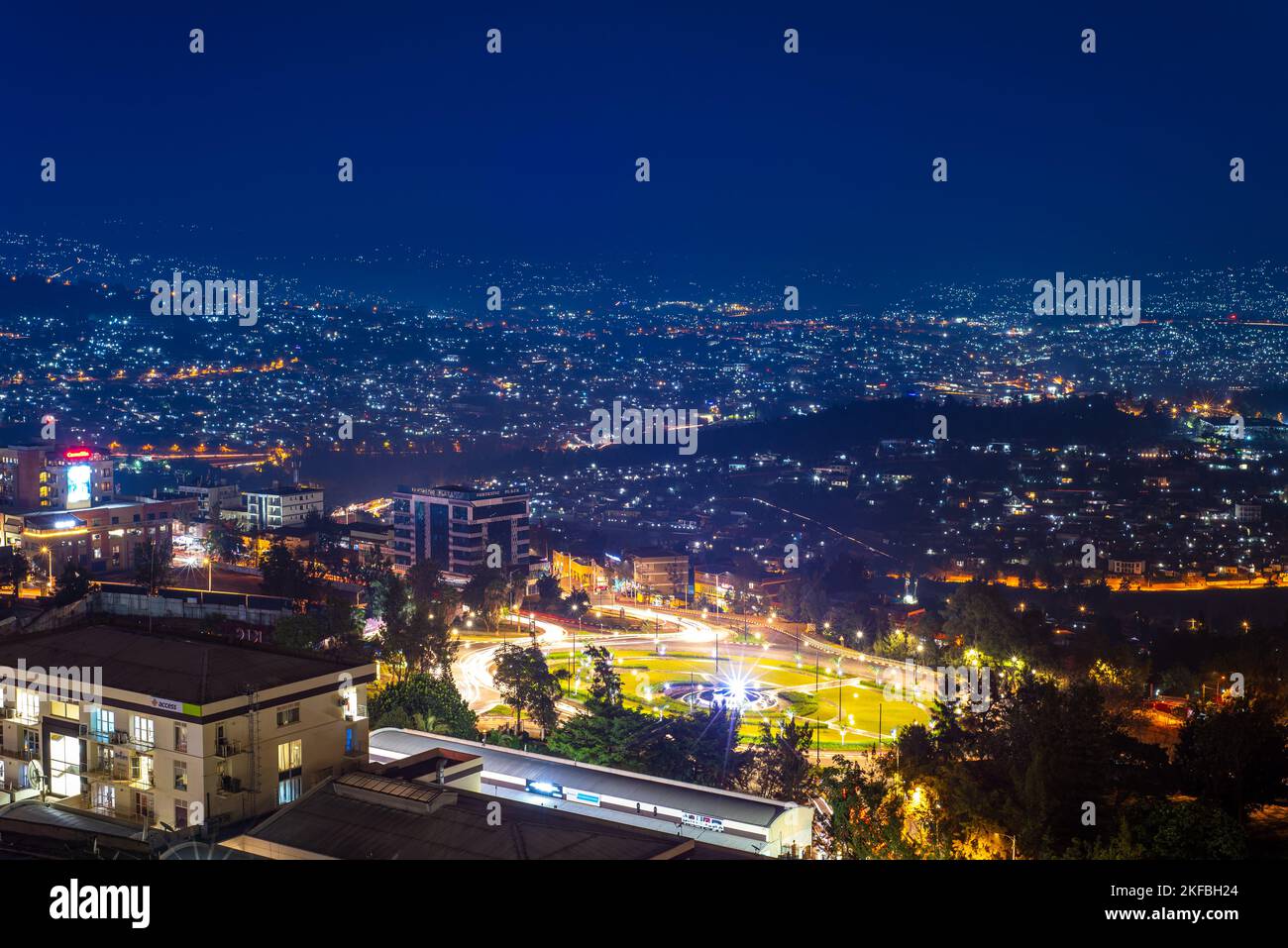 Kigali, Rwanda - 17 août 2022 : prise de vue nocturne de Kigali avec les collines couvertes dans les lumières de la ville autant que l'œil peut le voir. Banque D'Images