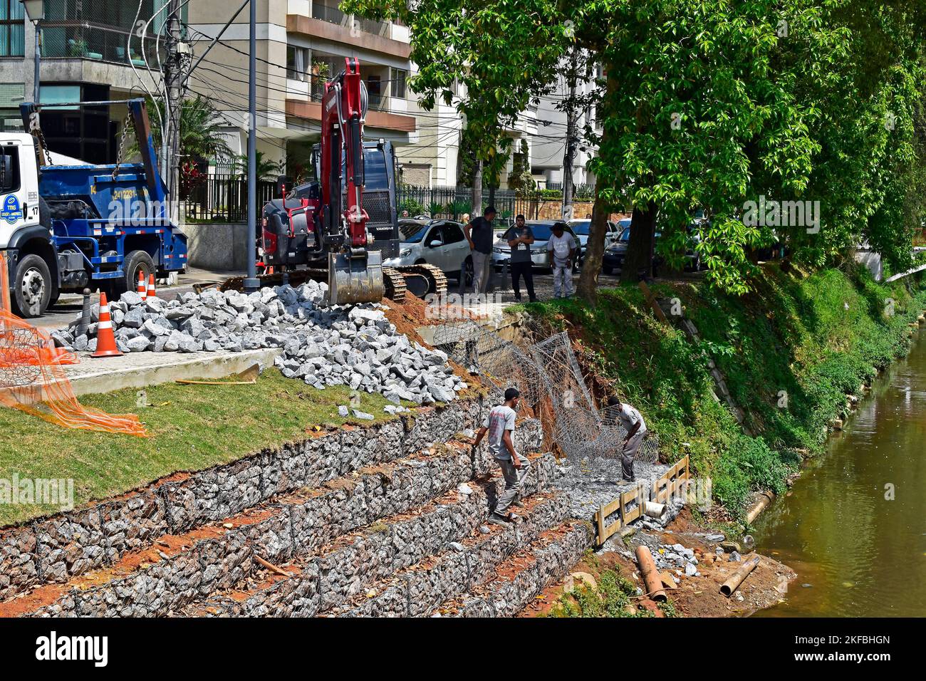 PETRÓPOLIS, RIO DE JANEIRO, BRÉSIL - 28 octobre 2022 : travaux de confinement sur les rives Banque D'Images