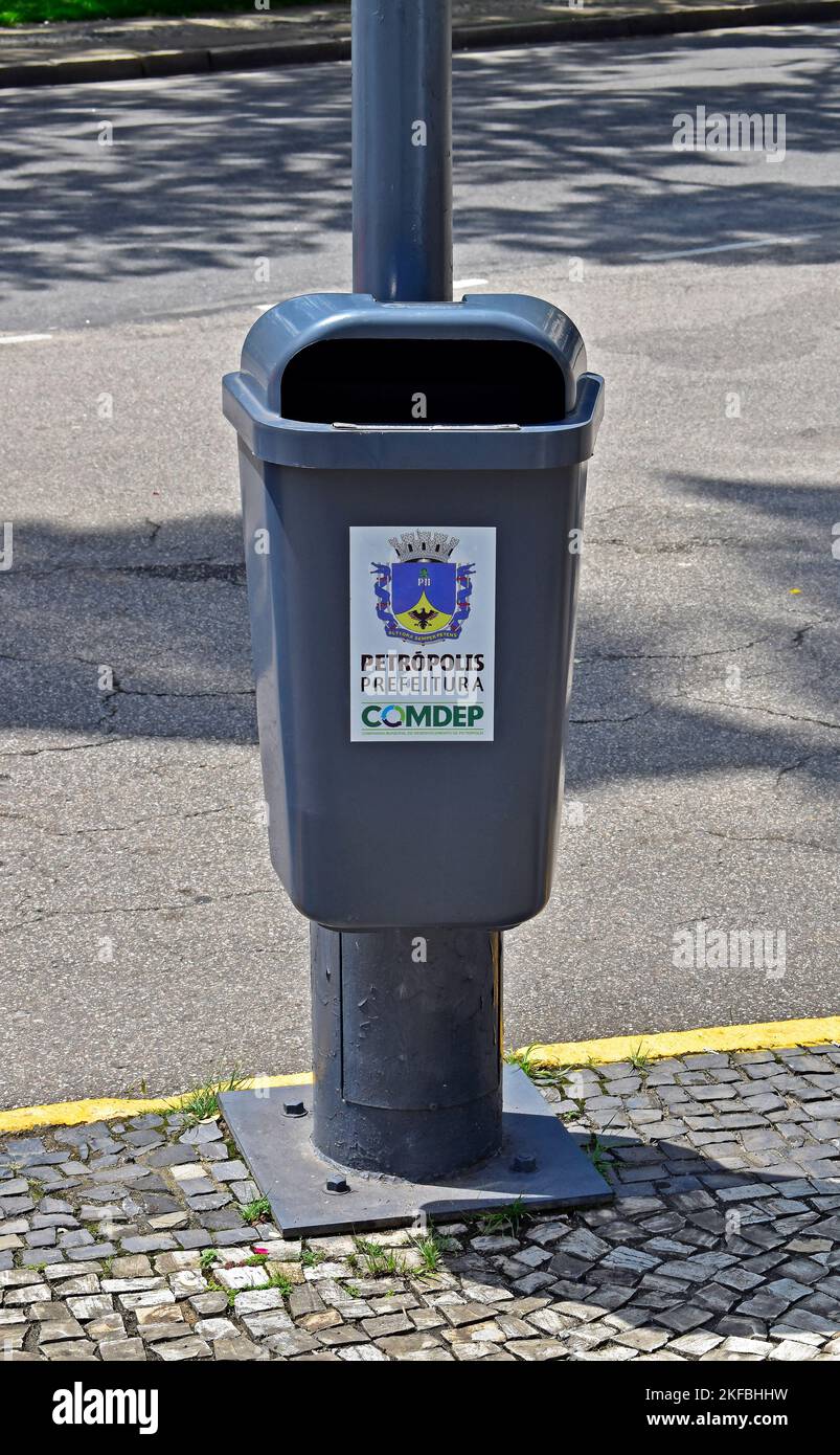 PETROPOLIS, RIO DE JANEIRO, BRÉSIL - 28 octobre 2022 : poubelle sur le  trottoir Photo Stock - Alamy
