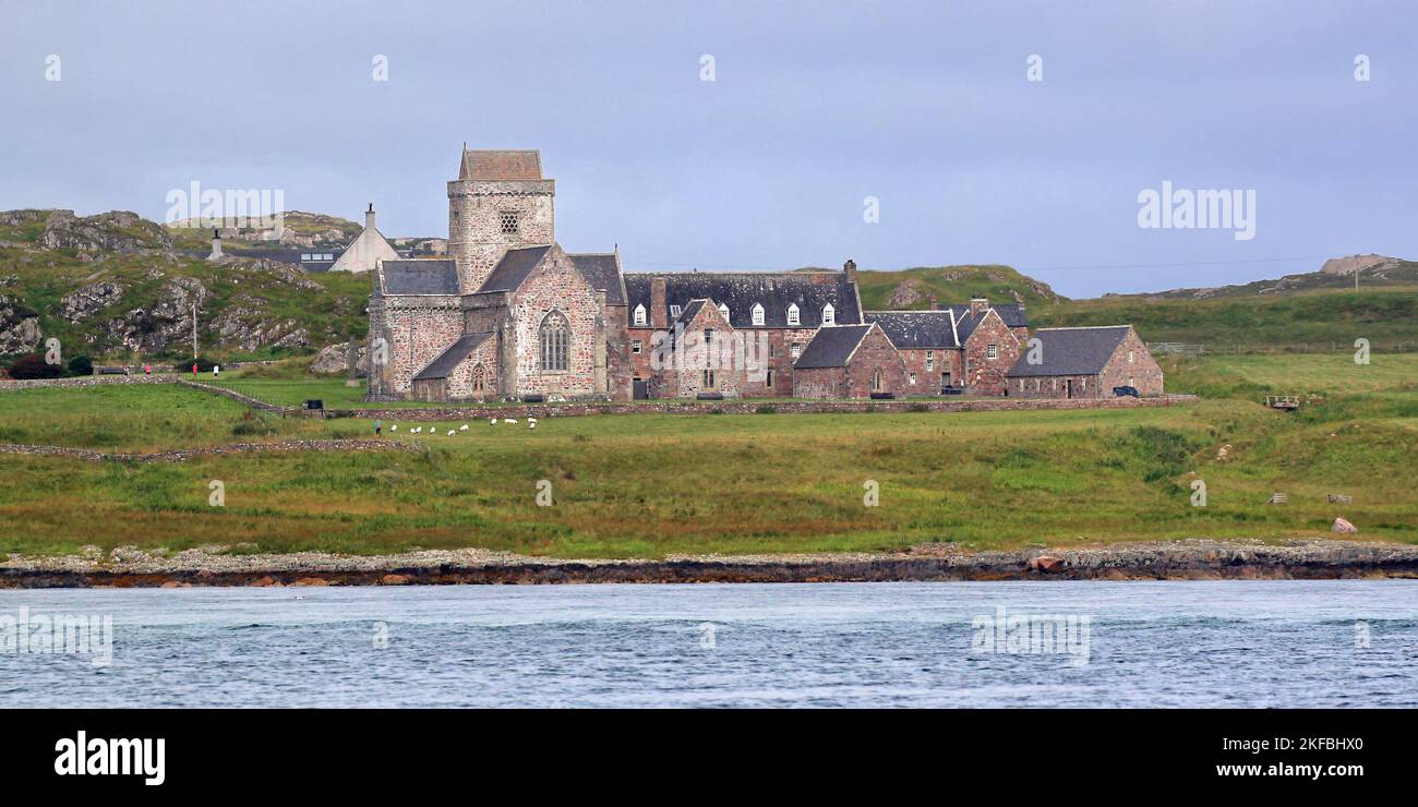 L'abbaye d'Iona telle qu'elle apparaît du son d'Iona, Iona, Hebrides, Hébrides intérieures, Isles intérieures, Écosse, Royaume-Uni, Grande-Bretagne Banque D'Images