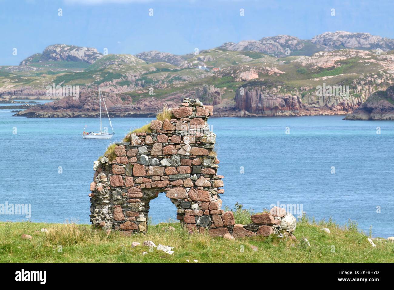 Vestiges de la maison de l'évêque avec vue sur le son d'Iona à l'île de Mull, l'abbaye d'Iona, Iona, Hebrides intérieures, îles intérieures, Écosse, Royaume-Uni Banque D'Images