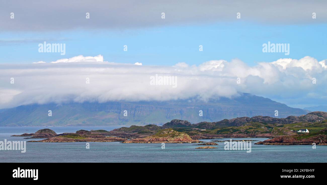 Vue sur le détroit d'Iona jusqu'à la côte rocheuse de l'île de Mull, des Hébrides, des Hébrides intérieures, des îles intérieures, de l'Écosse, Royaume-Uni Banque D'Images