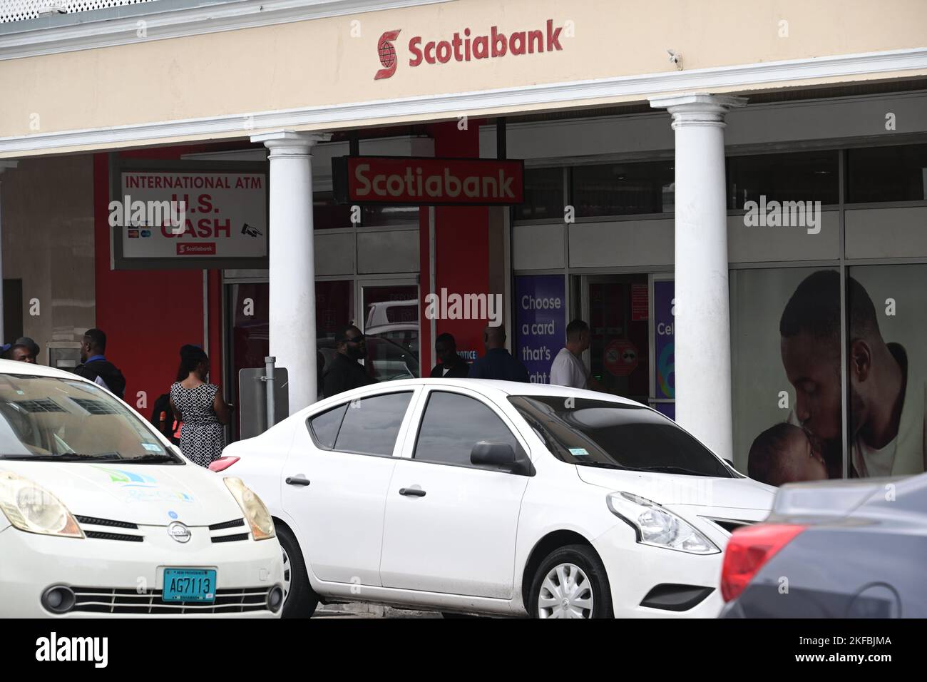 Entrée principale de la Banque Scotia le long de la rue Bay à Nassau, aux Bahamas le vendredi, 11 novembre 2022.Credit: Ron Sachs / CNP/Sipa USA Banque D'Images