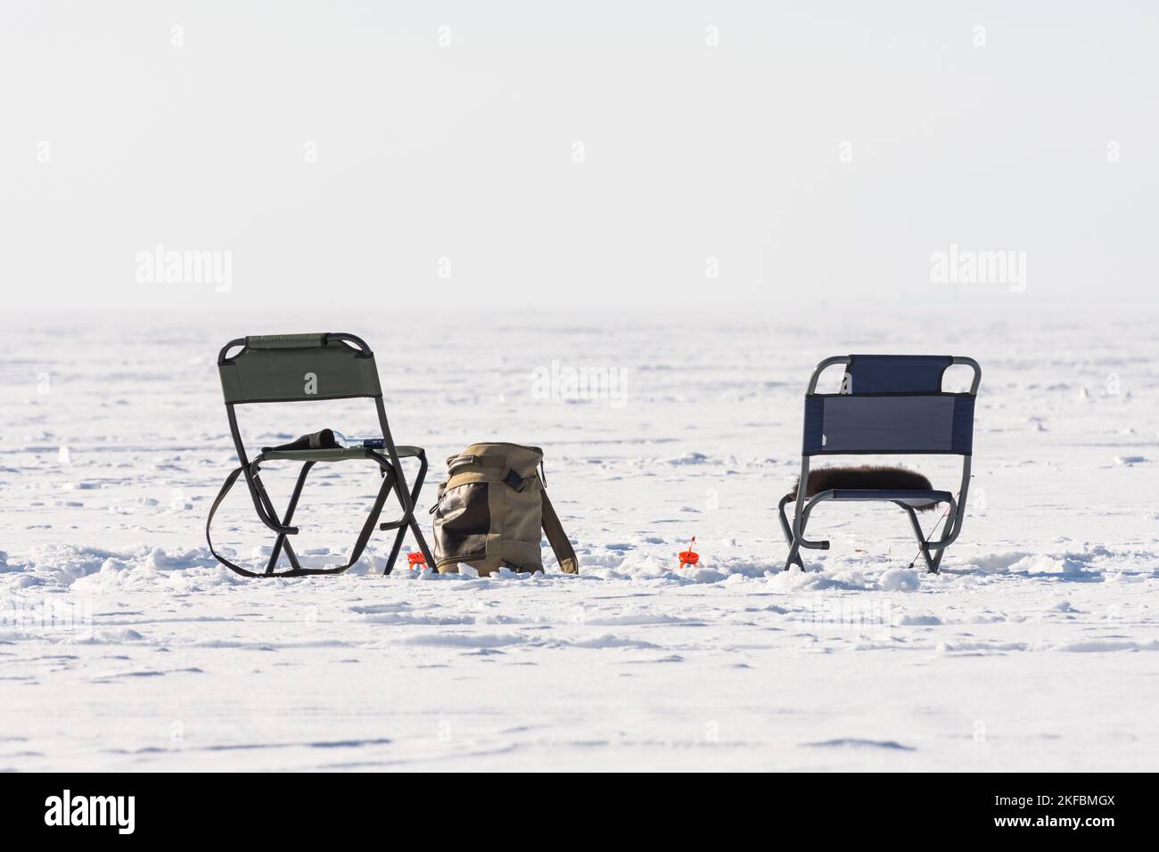 Une paire de chaises sur la glace pendant la pêche d'hiver Banque D'Images