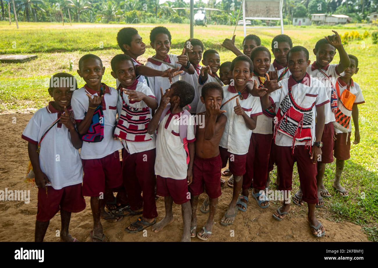 Les enfants de l'école communautaire Arin posent pour une photo dans la province de Sepik est, Papouasie-Nouvelle-Guinée, le 02 2022 septembre. L'équipe d'enquête a visité plusieurs régions de la province montagneuse de Sepik est dans l'espoir de récupérer les membres du service américain disparus perdus pendant la Seconde Guerre mondiale La mission de la DPAA est de réaliser la comptabilité la plus complète possible pour le personnel des États-Unis manquant et non comptabilisé auprès de leur famille et de la nation. Banque D'Images