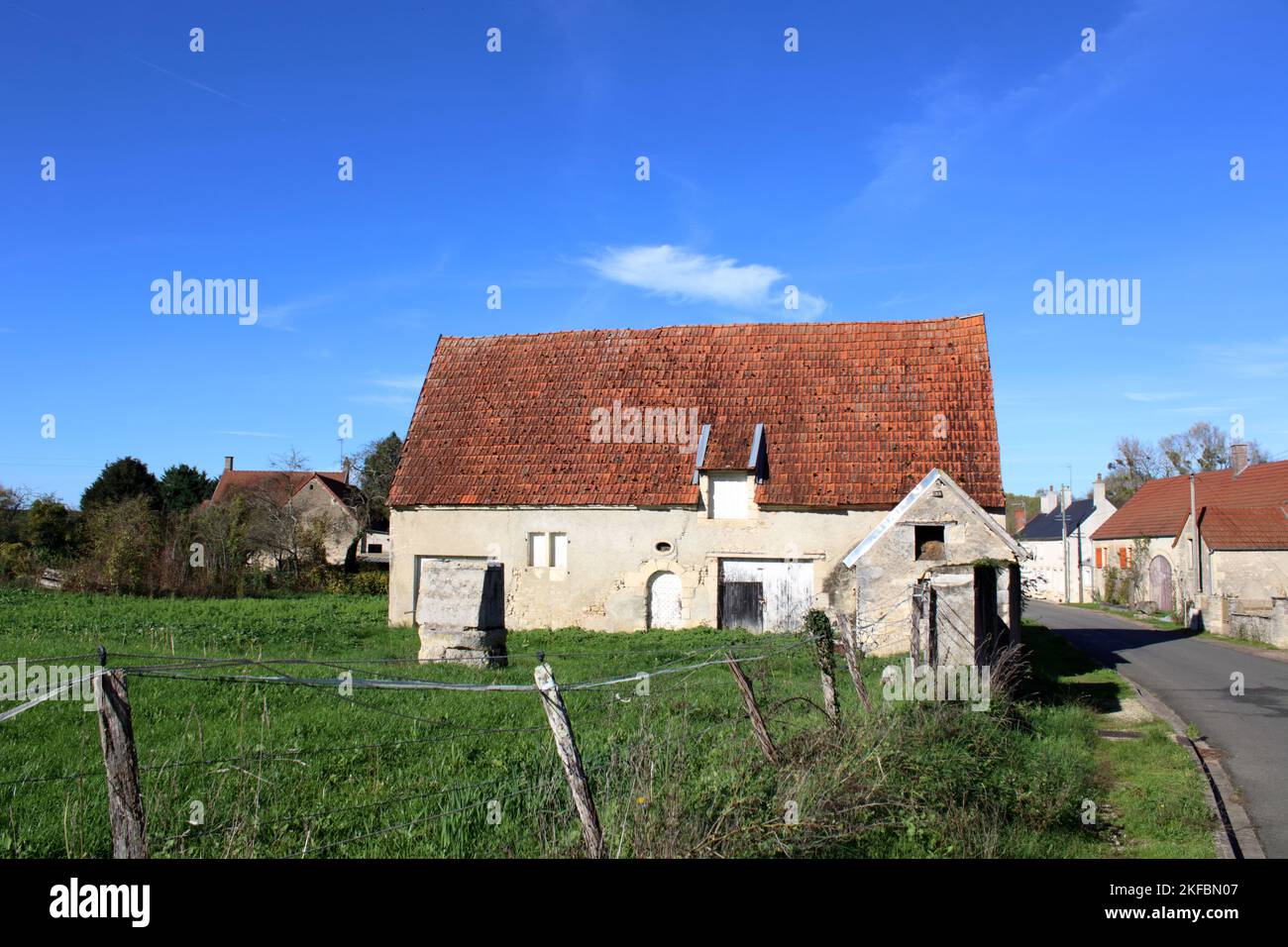 Une ancienne maison de campagne française et des dépendances situées dans une jolie rue rurale ici dans le village de Champcelée situé dans la Nièvre en France Banque D'Images