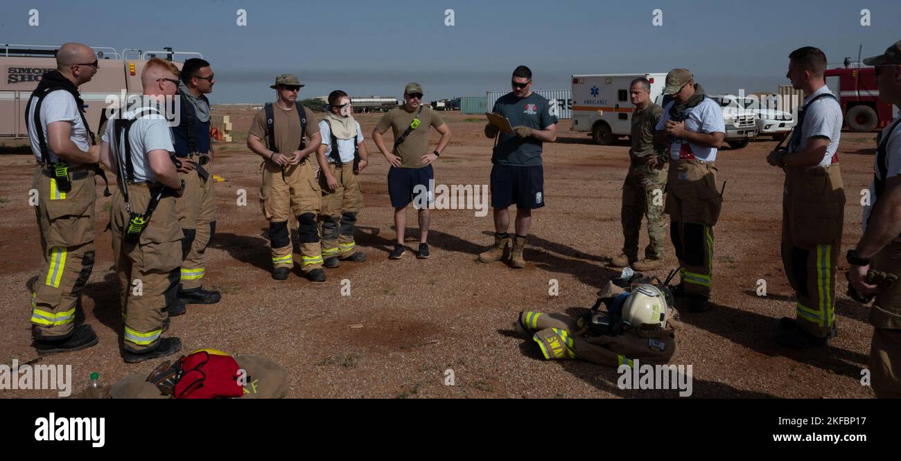 BASE AÉRIENNE DE NIGERIEN 201, Niger - les pompiers de l'escadron 724th de la base aérienne expéditionnaire se préparent à participer à une formation en direct sur les incendies structurels à la base aérienne de Nigerien 201, Niger, le 3 septembre 2022. Les pompiers ont passé en revue et pratiqué des compétences de base comme le comportement en cas d'incendie, l'avancement des tuyaux, l'extinction d'incendie et la recherche et le sauvetage. Banque D'Images