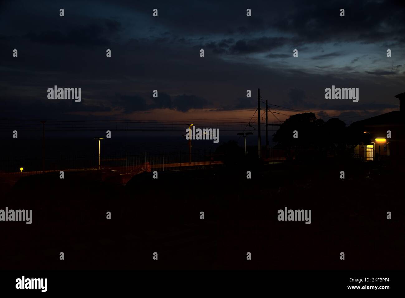 Gare au bord de la mer par une journée nuageux à la tombée de la nuit Banque D'Images