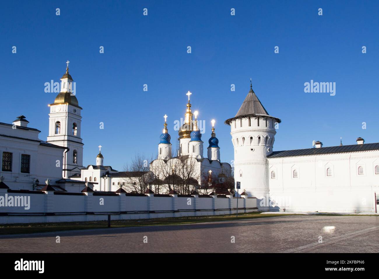 Kremlin de Tobolsk. Tours en pierre blanche du mur de la forteresse. Ancienne architecture russe du XVIIe siècle dans l'ancienne capitale de la Sibérie Banque D'Images