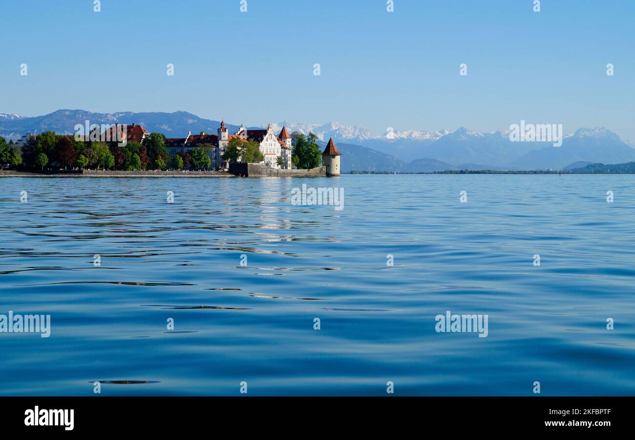 La belle île de Lindau sur le lac de Constance (lac Bodensee) avec les Alpes suisses enneigées en arrière-plan, l'Allemagne le beau jour de printemps Banque D'Images