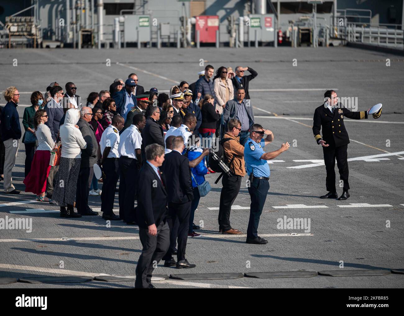 220903-F-LN908-0511 WALVIS BAY, Namibie (sept. 3, 2022) le capitaine Chad Graham, à droite, commandant de la base maritime expéditionnaire de classe Lewis B., USS Hershel 'Woody' Williams (ESB 4), fait une visite du navire aux membres de la Force de défense namibienne, aux représentants du gouvernement namibien et aux dirigeants du Commandement de l'Afrique des États-Unis (USAFRICOM), 3 septembre 2022. Hershel 'Woody' Williams est déployé par rotation dans la zone d'opérations des Forces navales américaines en Afrique, employée par la U.S. Sixth Fleet, pour défendre les intérêts américains, alliés et partenaires. Banque D'Images