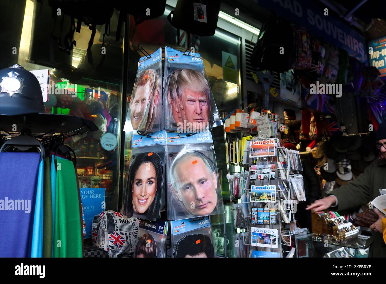 Masques de fête de Trump Poutine Prix Harry et Meghan Markle en vente avec des cartes postales dans le magasin de convivialité à Londres UK 1-10-2018 Banque D'Images