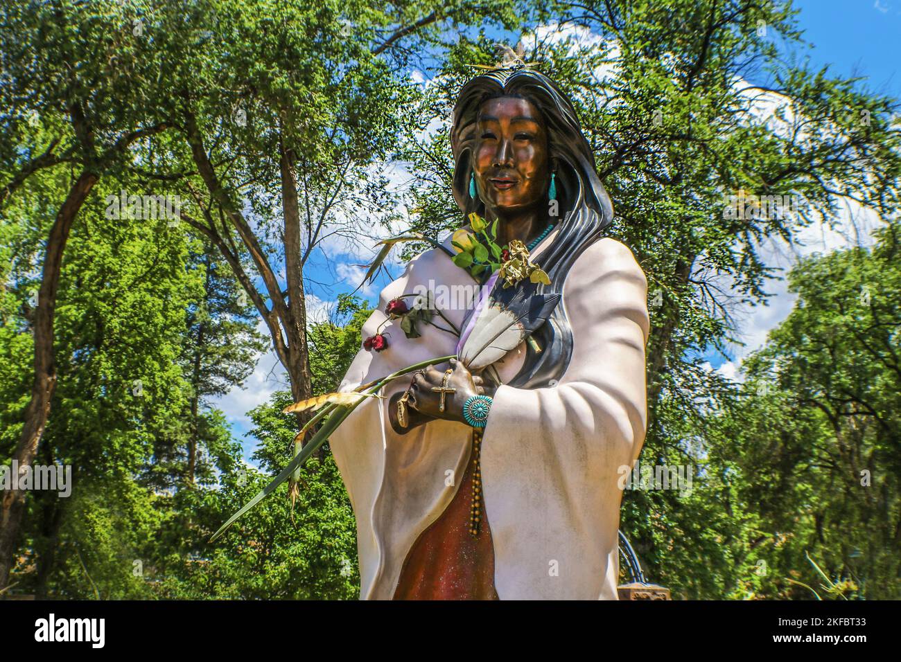 Santa Fe USA 7-19-2017 Kateri Tekakwitha - statue catholique saint et algonquine–Mohawk de bronze devant l'ancienne cathédrale Basilique de St FRA Banque D'Images