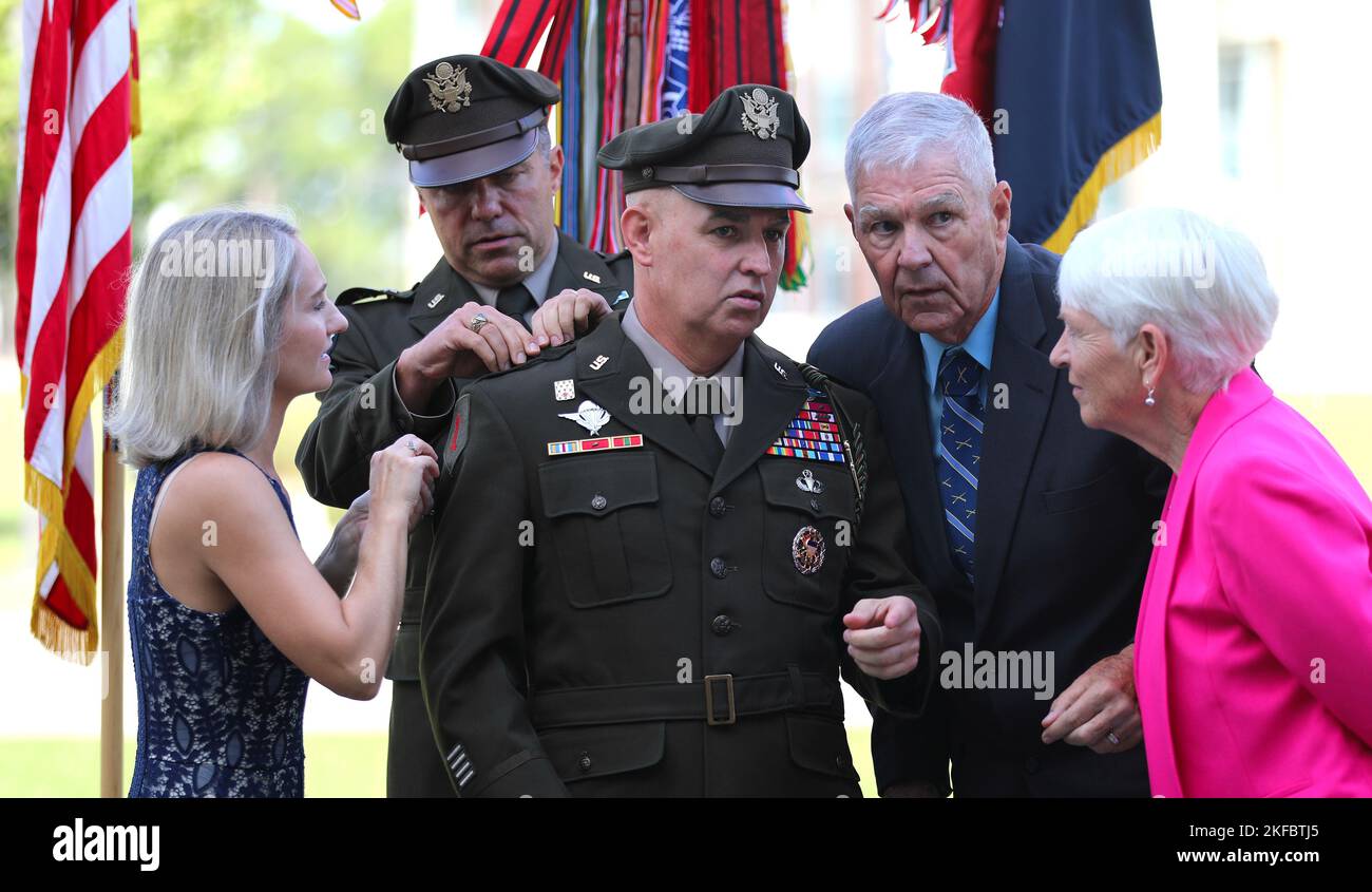 Le major général de l'armée américaine Mark H. Landes, commandant général de la première division de l'armée est, aide la famille de Brig. Le général Kevin J. Lambert, commandant adjoint – manœuvre pour la division d'infanterie 3rd, a son nouveau grade lors d'une cérémonie de promotion à fort Stewart, en Géorgie, le 2 septembre 2022. Le commandant adjoint de la manœuvre générale conseille et assiste le commandant général pour la formation et la préparation opérationnelle de la division. Il est diplômé du United States Army War College et a été déployé en Haïti, au Kosovo, en Irak et en Afghanistan. Banque D'Images