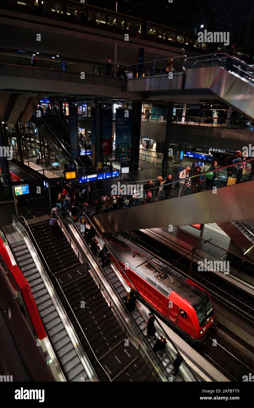 Berlin, Allemagne - septembre 2022 : escaliers mécaniques et intérieur Détails architecturaux de Hauptbahnhof (gare centrale) Banque D'Images