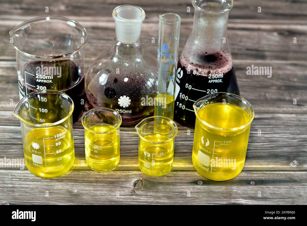 Le Caire, Egypte, 18 octobre 2022: Un laboratoire de verrerie de bouteilles graduées, d'ébullition, coniques et volumétriques contenant jaune et RE Banque D'Images