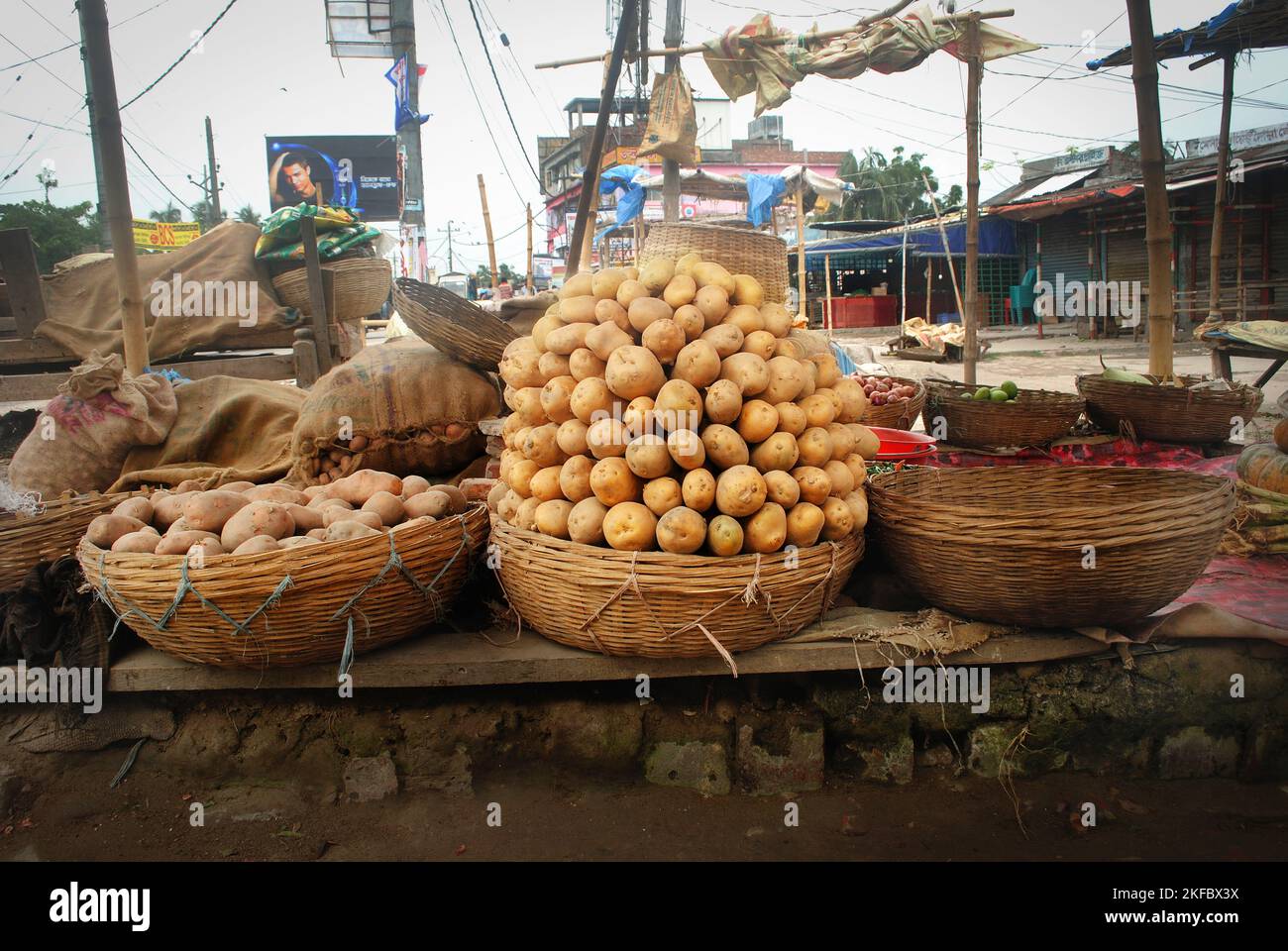Pommes de terre en vente sur un marché rural. Bangladesh. Banque D'Images