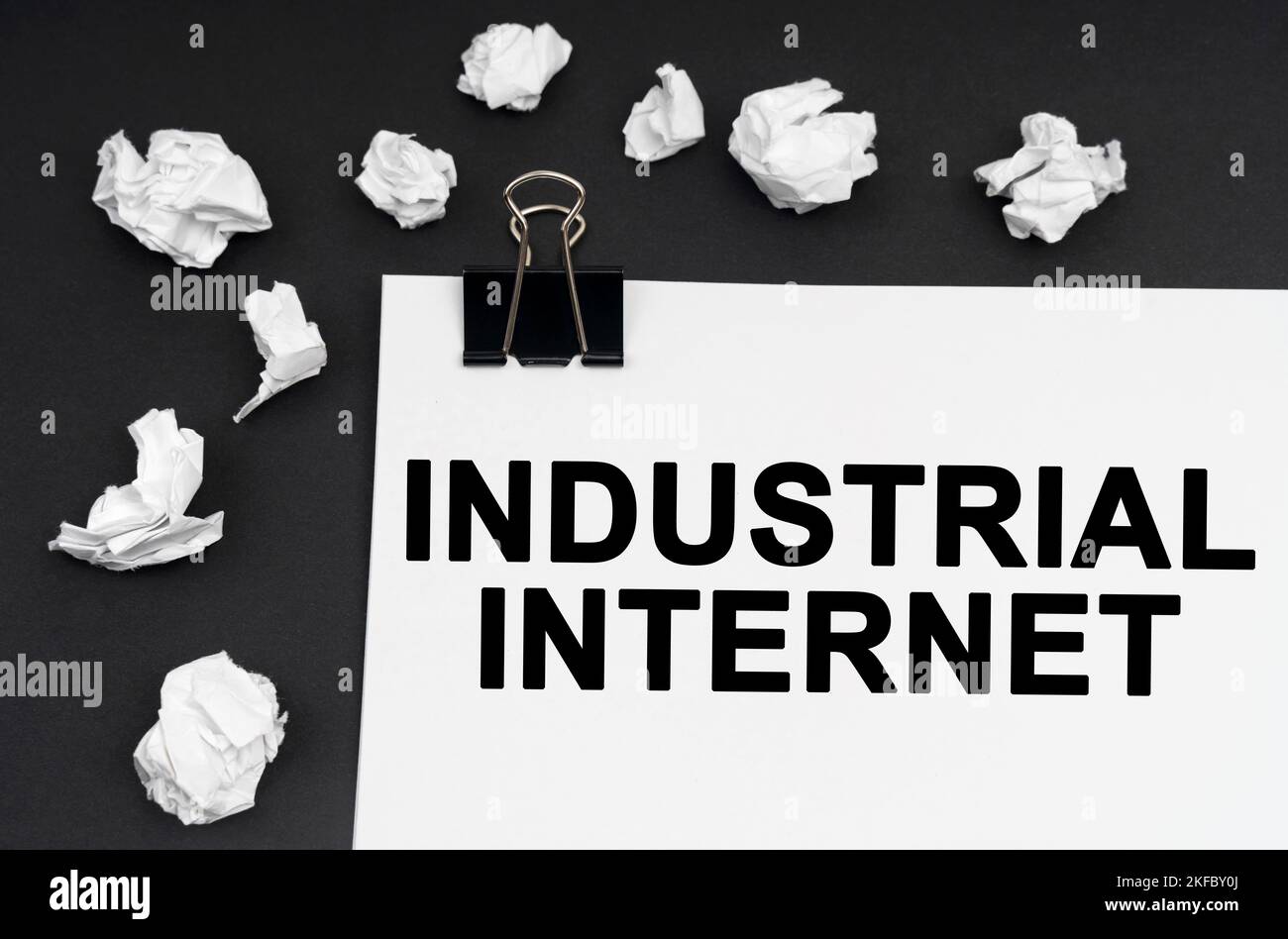 Concept industriel. Sur fond noir, il y a des morceaux de papier et de papier froissés avec l'inscription - Internet industriel Banque D'Images