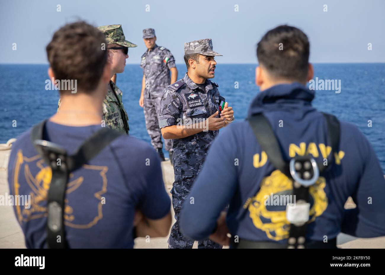 AQABA, JORDANIE – les marins américains affectés au Groupe de travail du commandant (GTC) 56,1 reçoivent un briefing de sécurité avant une plongée dans le cadre de l'exercice Évue Lion 22 à la base navale royale jordanienne, Jordan 4 septembre 2022. Eager Lion 22 est un exercice multilatéral organisé par le Royaume hachémite de Jordanie, conçu pour échanger des compétences militaires, et améliorer l'interopérabilité entre les nations partenaires, et considéré comme la pierre angulaire d'une relation militaire américaine plus large avec les Forces armées jordaniennes (JAF). La Jordanie est l’un des partenaires les plus forts et les plus fiables du Commandement central des États-Unis (USCENTCOM) dans la sous-région du Levant Banque D'Images