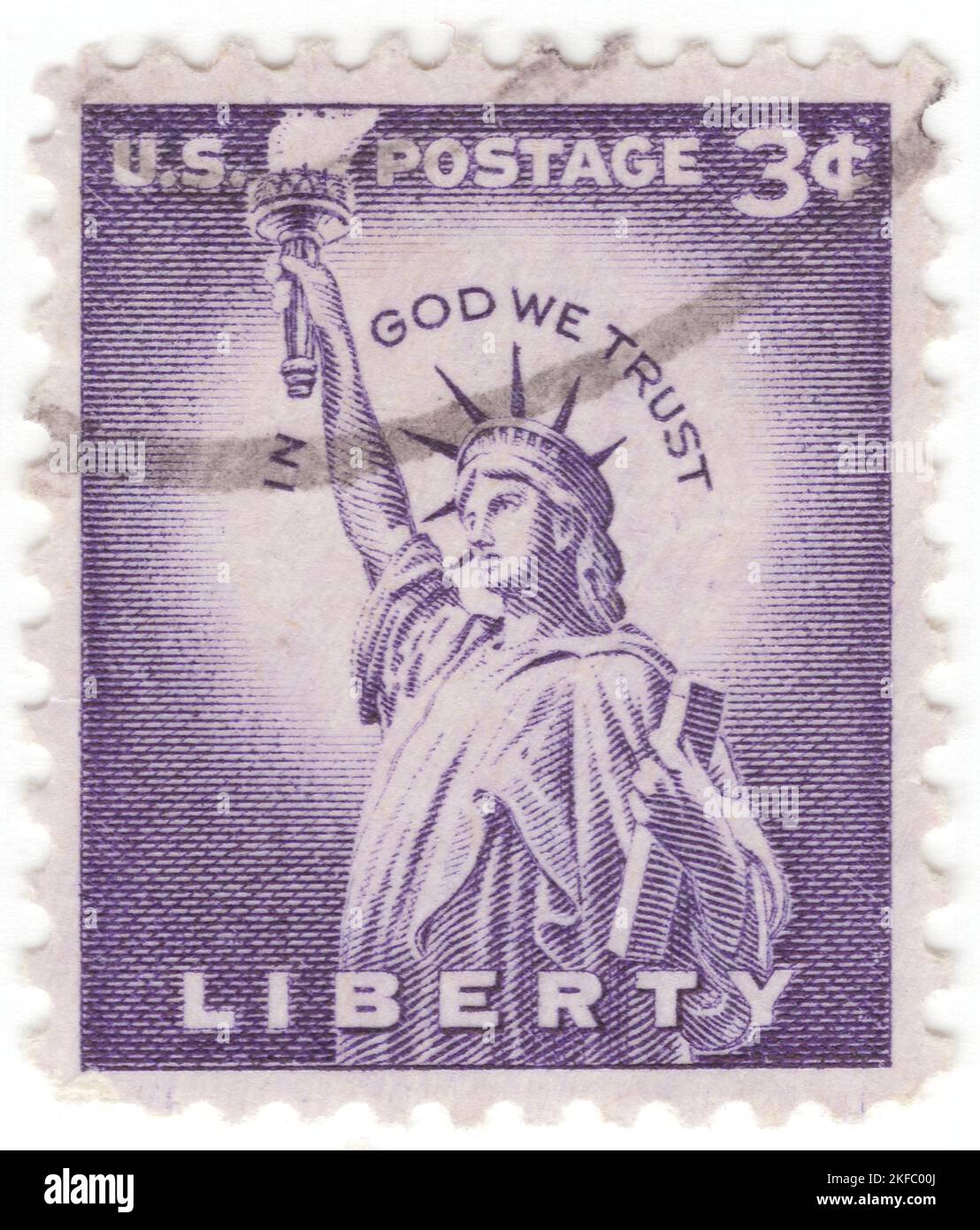États-Unis - 1954 : timbre-poste gris de 15 cents représentant la Statue de la liberté. Sculpture néoclassique colossale sur Liberty Island, dans le port de New York, aux États-Unis. La statue en cuivre, un cadeau du peuple français, a été conçue par le sculpteur français Frédéric Auguste Bartholdi et son cadre métallique a été construit par Gustave Eiffel. La statue a été dédiée sur 28 octobre 1886. La statue est une figure de Libertas, une déesse romaine rodée de la liberté. Elle tient une torche au-dessus de sa tête avec sa main droite, et dans sa main gauche porte un tableau ansata inscrit 4 juillet 1776 en chiffres romains Banque D'Images