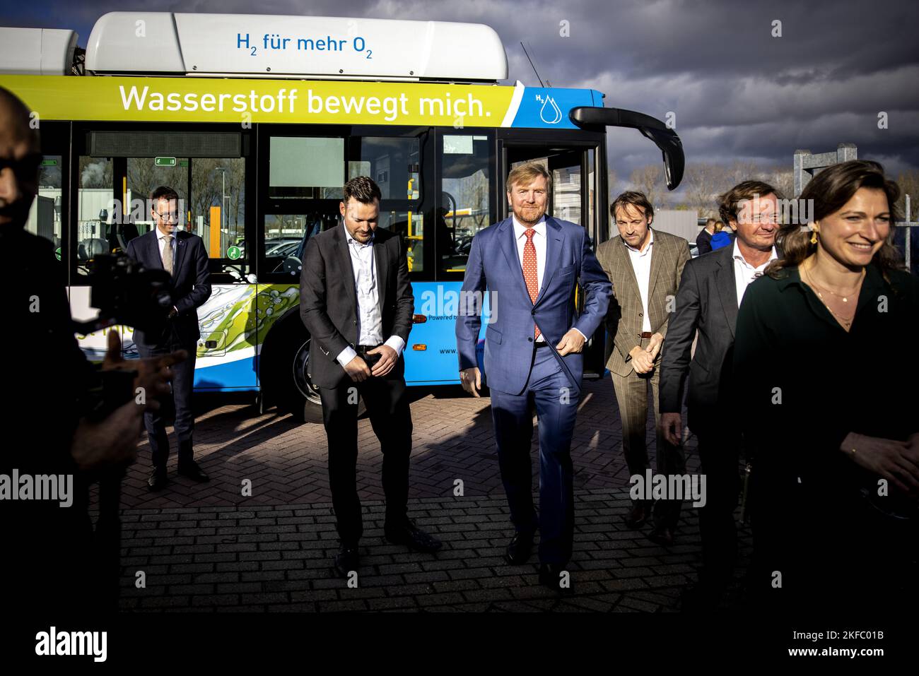 ARNHEM - Roi Willem-Alexander lors d'une visite de travail dans le pôle hydrogène de l'Industriepark Kleefse Waard (IPKW). Au cours de la visite, l'industrie de la fabrication de l'hydrogène sera le principal centre d'intérêt. ANP RAMON VAN FLYMEN pays-bas sortie - belgique sortie Banque D'Images