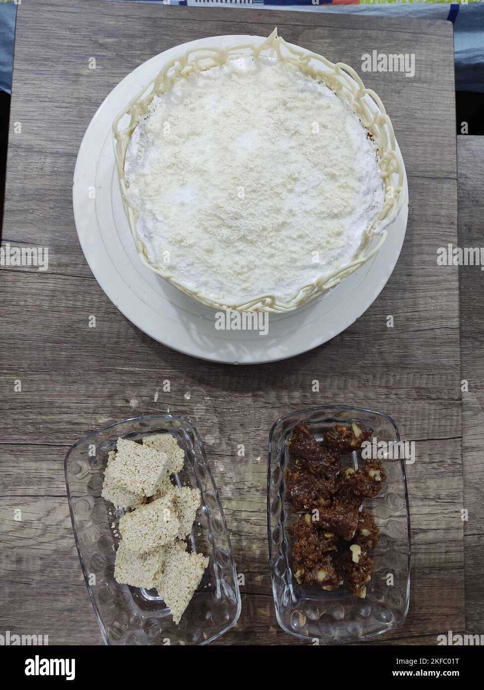 gâteau fait maison au chocolat blanc crème fraîche Banque D'Images