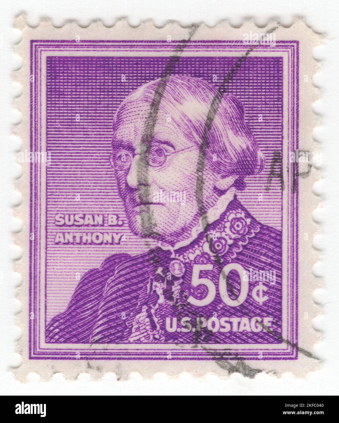 USA - 1955: Un timbre-poste violet vif de 50 cents représentant Susan B. Anthony. Réformateur social américain et militant des droits des femmes qui a joué un rôle essentiel dans le mouvement des femmes pour le suffrage. Née dans une famille Quaker engagée dans l'égalité sociale, elle a recueilli des pétitions contre l'esclavage à l'âge de 17 ans. En 1856, elle devient agent de l'État de New York pour l'American anti-Slavery Society. En 1851, elle a rencontré Elizabeth Cady Stanton, qui est devenue son amie et collègue de longue date dans les activités de réforme sociale Banque D'Images