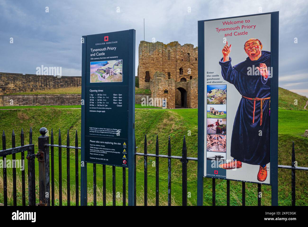Prieuré et château de Tynemouth, Tynemouth, Royaume-Uni. Entrée au Prieuré et au château de Tynemouth, patrimoine anglais. Prieuré médiéval avec château protecteur. Banque D'Images