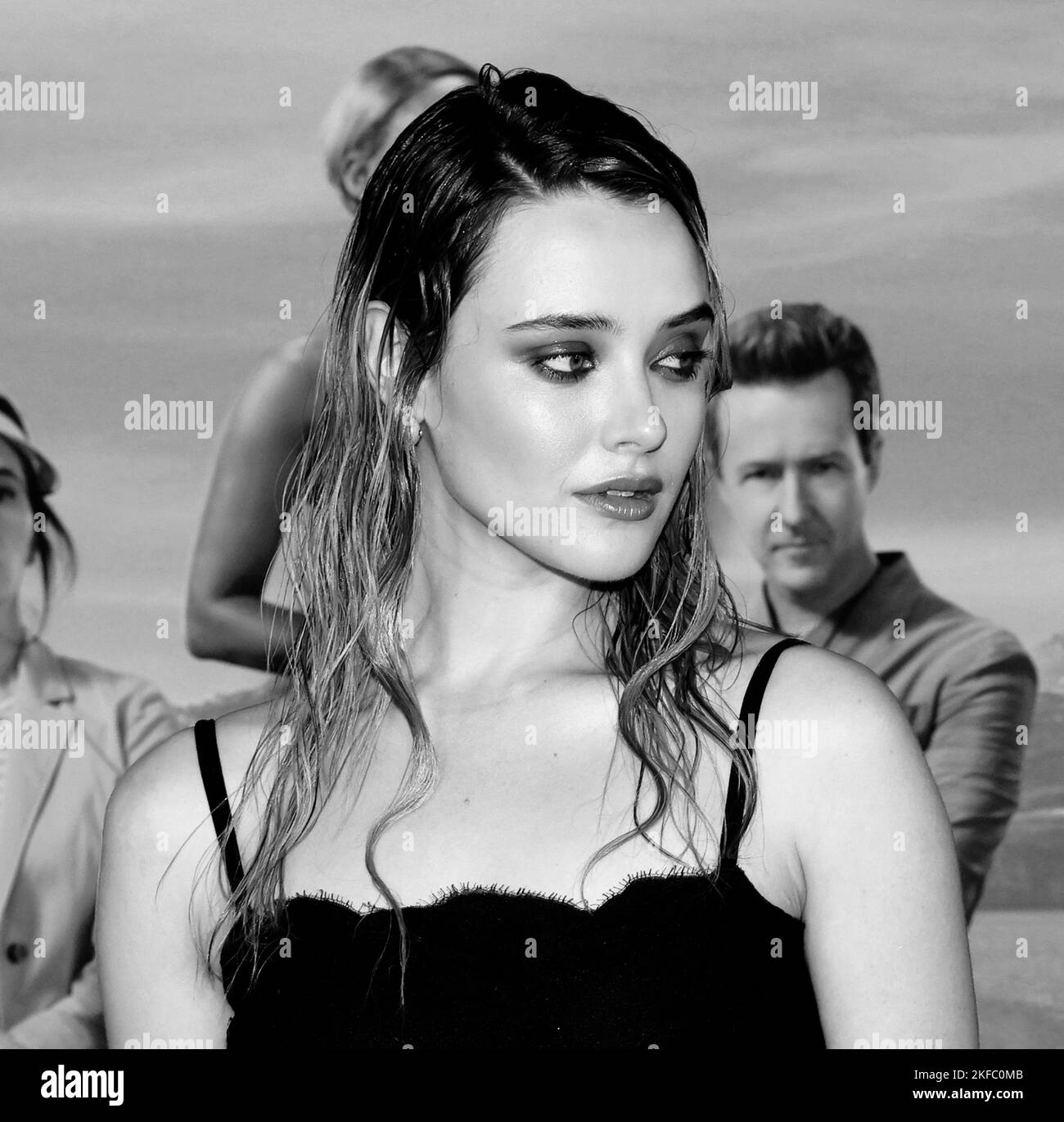 Los Angeles, CA, - 14 novembre 2022 : Katherine Langford arrive à la première de 'Glass Onion: A Knives Out Mystery' à l'Academy Museum of Motion Pictur Banque D'Images