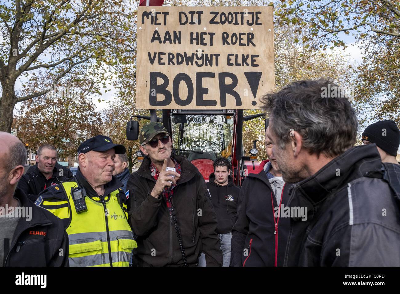 Pays-Bas, Zwolle, 11/16/2022 - les agriculteurs protestent auprès du gouvernement provincial contre l'imposition de pénalités aux reporters du pas. Ils étaient venus à Zwolle avec des tracteurs. Les agriculteurs qui ont protesté à Zwolle ont présenté une lettre au gouvernement provincial avec leurs préoccupations et un certain nombre de demandes. Les députés sont venus recevoir la lettre. Ils ont invité un petit groupe de paysans à continuer à parler à l'intérieur, mais les paysans ont refusé. Photo: ANP/Hollandse Hoogte/Manon Bruininga pays-bas - belgique hors Banque D'Images