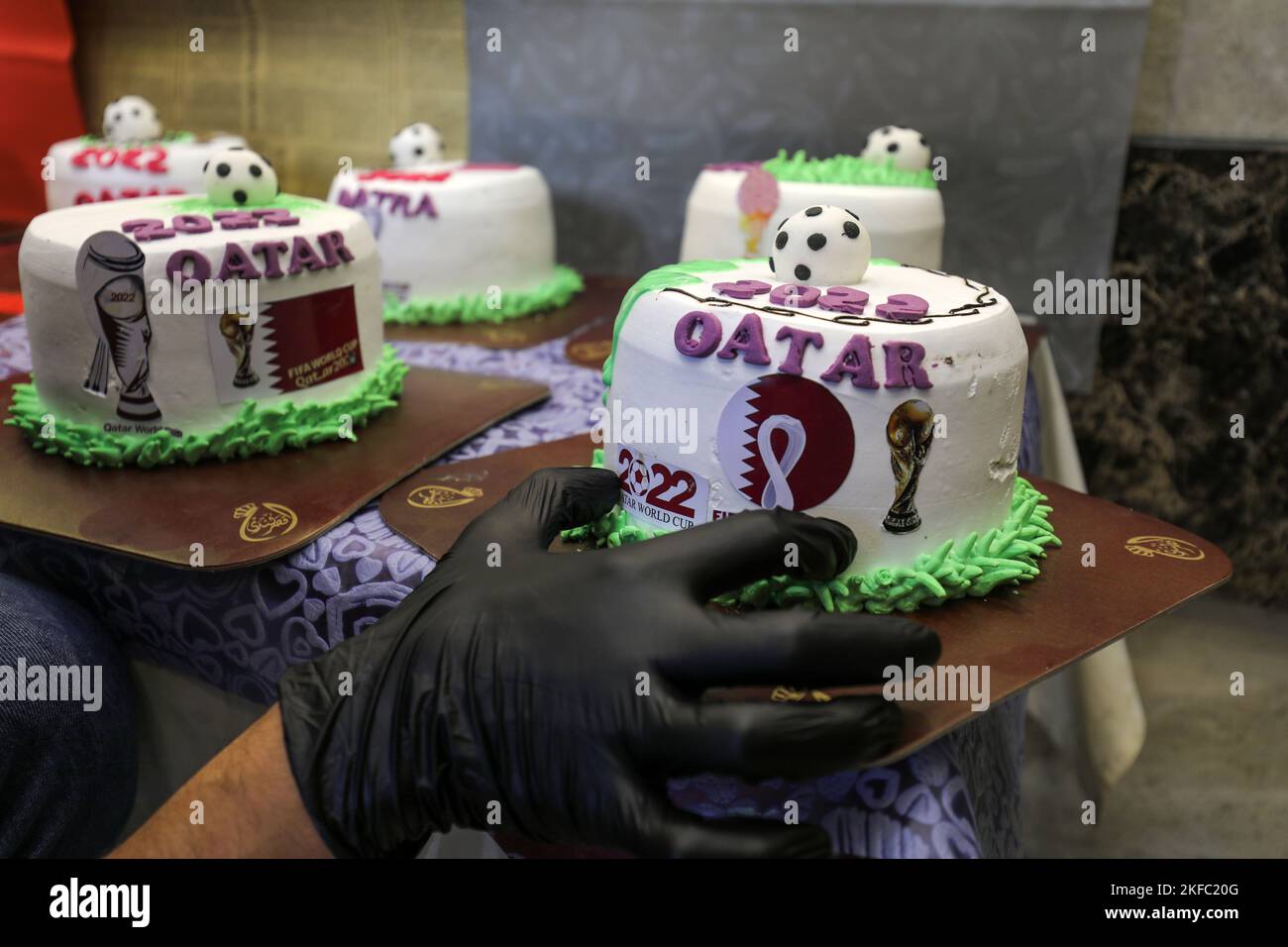 Un boulanger palestinien présente un gâteau décoré d'articles liés à la coupe du monde du Qatar 2022, dans son magasin de la bande de Gaza, le 17 novembre 2022. Banque D'Images