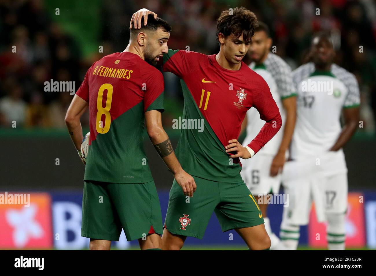 Lisbonne, Portugal. 17th novembre 2022. Bruno Fernandes du Portugal (L) fête avec Joao Felix lors du match de football amical entre le Portugal et le Nigeria, au stade Alvalade de Lisbonne, Portugal, sur 17 novembre 2022, avant la coupe du monde du Qatar 2022. (Image de crédit : © Pedro Fiuza/ZUMA Press Wire) Banque D'Images