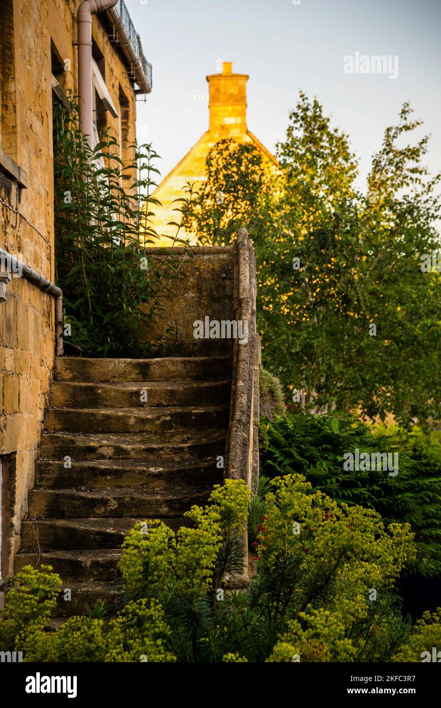 Escalier en pierre de porte arrière vu d'une fenêtre de l'historique Noel Arms du XVIe siècle à Chipping Campden, Cotswolds, Angleterre. Banque D'Images