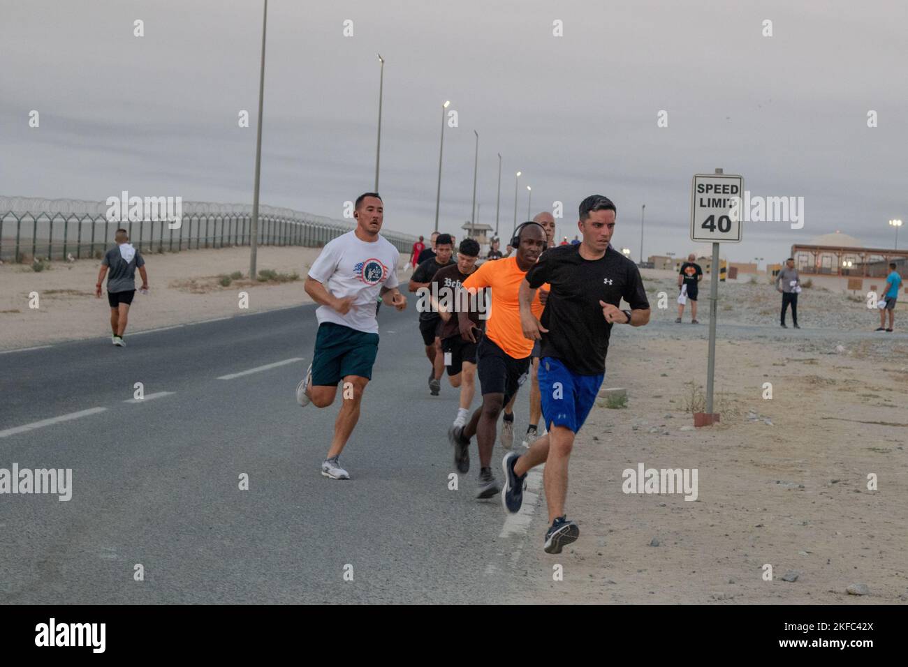 Des soldats de l'armée américaine de la Division d'infanterie 35th et de l'autre côté du camp Arifjan, au Koweït, ont participé à une course de la fête du travail 5k. Banque D'Images