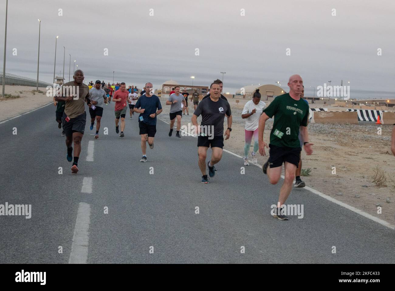 Des soldats de l'armée américaine de la Division d'infanterie 35th et de l'autre côté du camp Arifjan, au Koweït, ont participé à une course de la fête du travail 5k. Banque D'Images