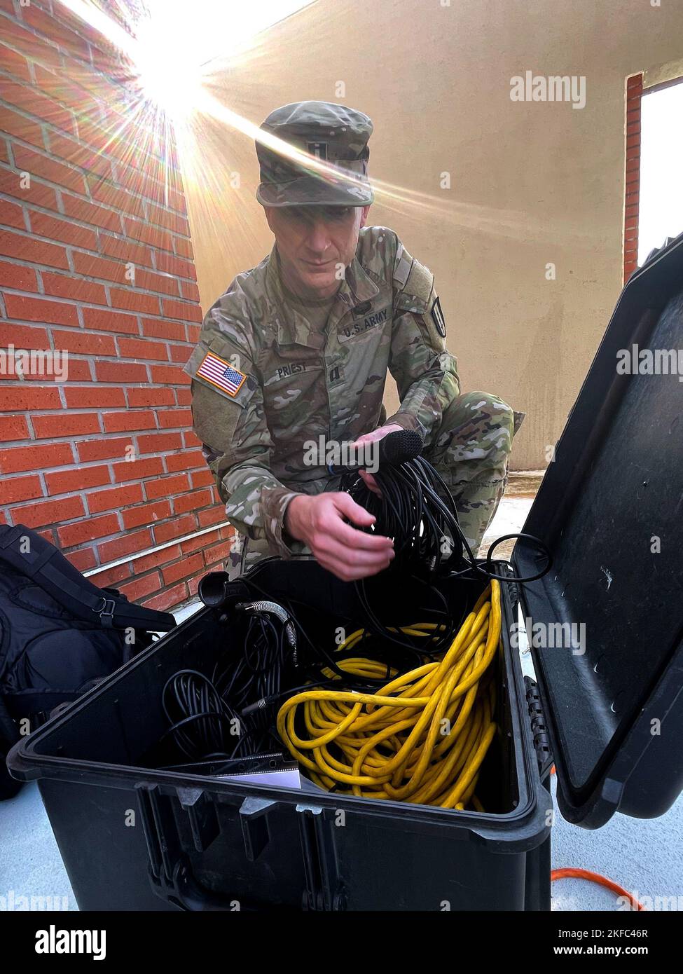 Le capitaine Anthony Priest, spécialiste de la santé comportementale à la Brigade des transmissions 1st, prépare la scène pour « la nuit à la lumière », le 6 septembre au Camp Humphreys. « Light Up the Night » est un événement de sensibilisation à la prévention du suicide. (Photo de Monica K. Guthrie) Banque D'Images