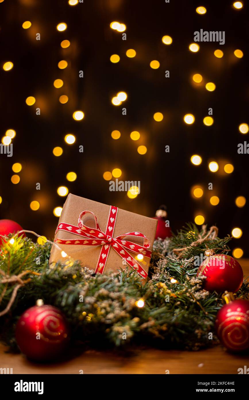 Composition lumineuse de Noël. Option d'emballage cadeau. Arrière-plan de Noël pour la présentation du travail ou du texte. Copier l'espace. Banque D'Images