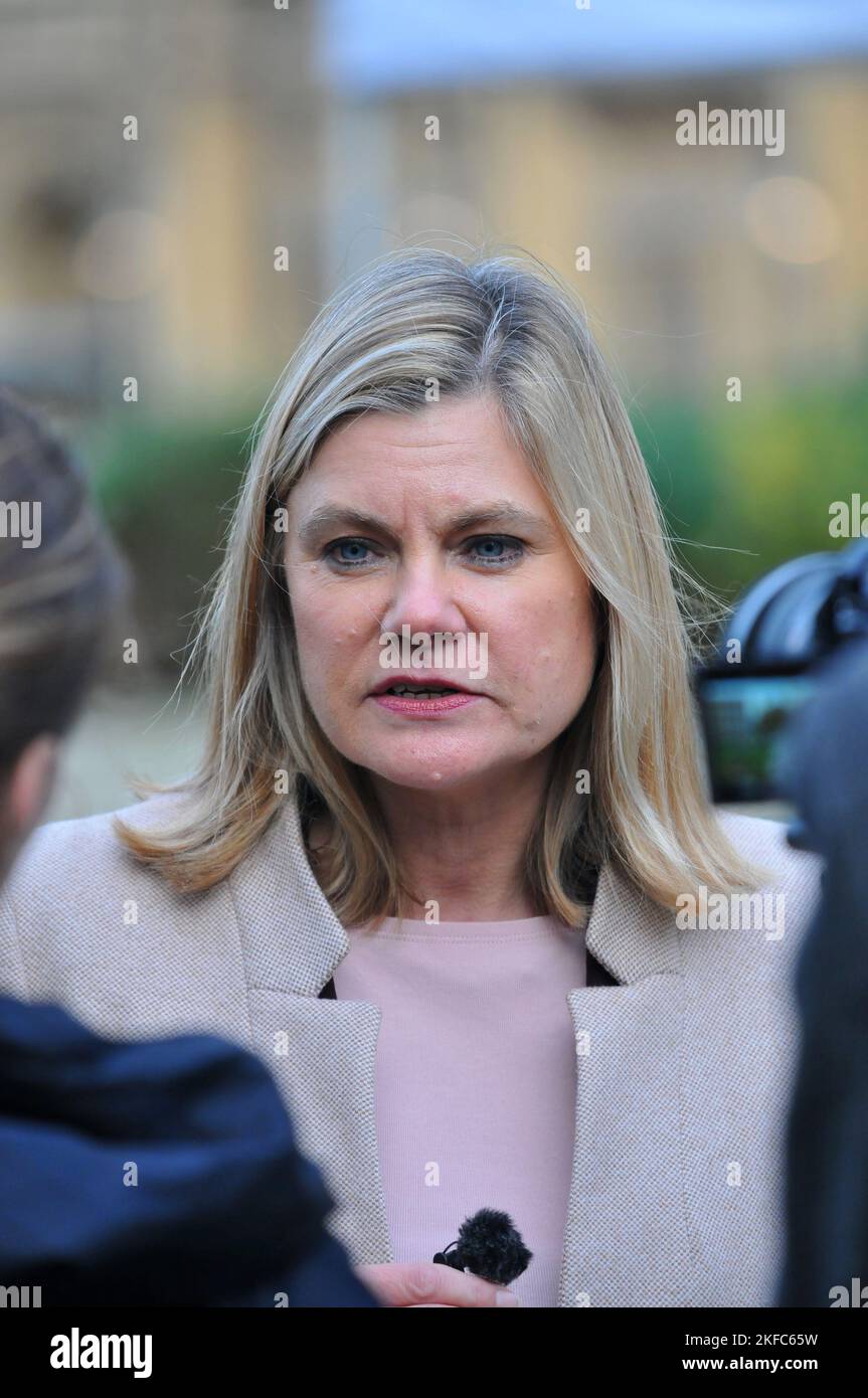 Londres, Royaume-Uni, 17 nov 2022 Justine Greening ex MP pour Putney. Justine Greening a été secrétaire d'État à l'éducation et ministre de la condition féminine et de l'égalité de juillet 2016 à janvier 2018. Elle a été élue députée conservatrice de Putney, Roehampton et Southfields le 5 mai 2005. Des politiciens à l'extérieur des chambres du Parlement alors que le premier ministre assiste à l'heure des questions du premier ministre. Credit: JOHNNY ARMSTEAD/Alamy Live News Banque D'Images